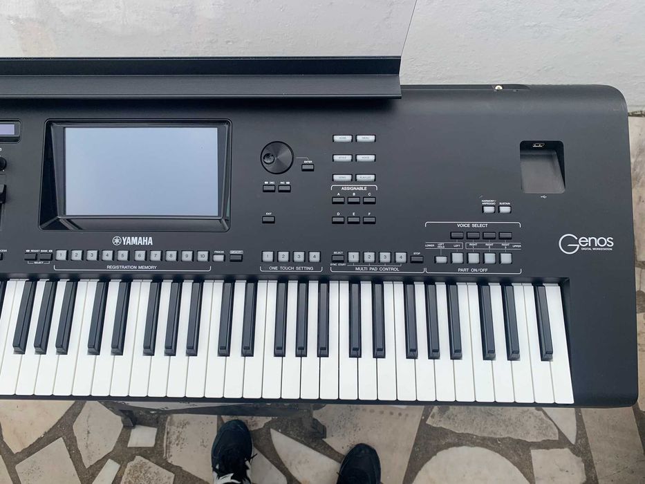 Yamaha Genos Digital Workstation + Colunas Yamaha GNS-MS01