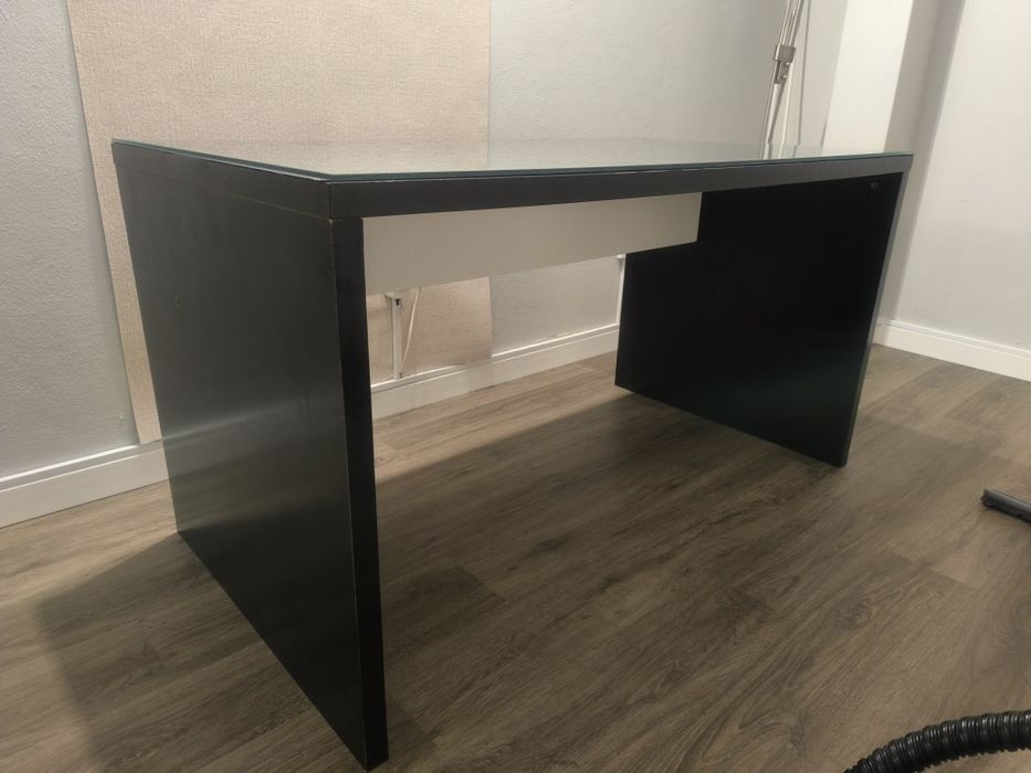 Secretária IKEA com vidro e prateleira