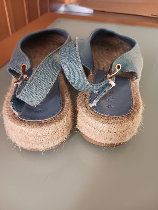 Alpercatas abertas atrás compensadas