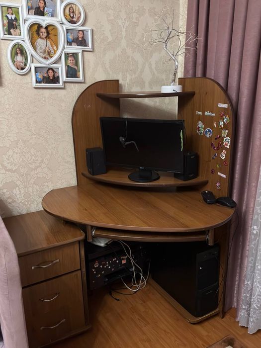 Стіл компʼютерний