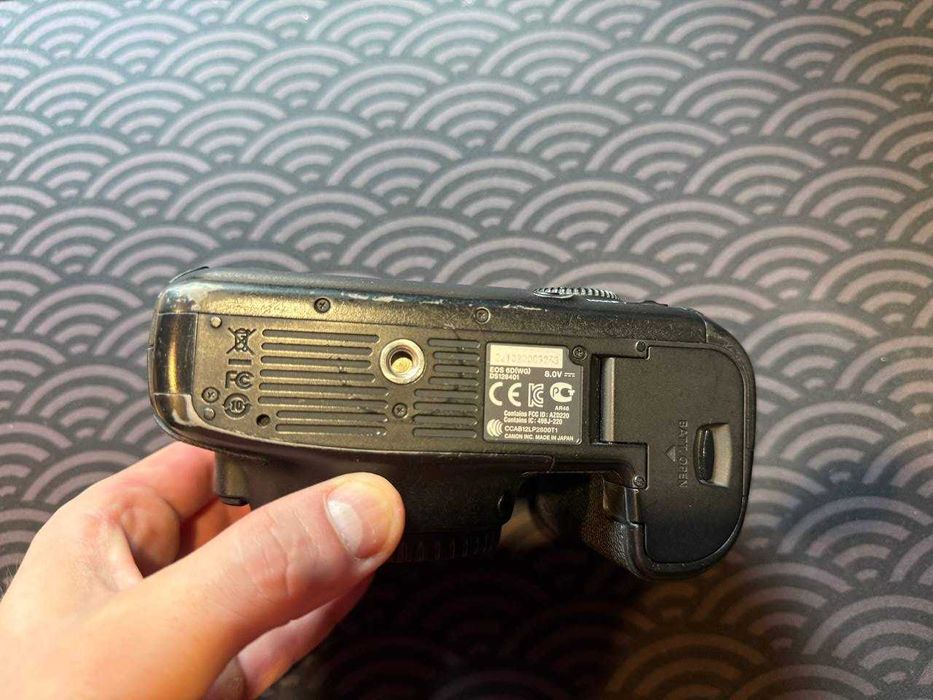 Canon 6D body  .