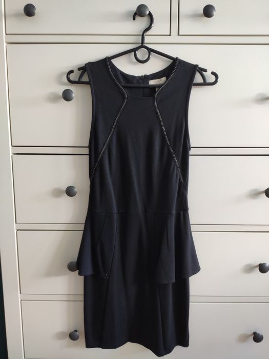 Czarna sukienka z baskinką