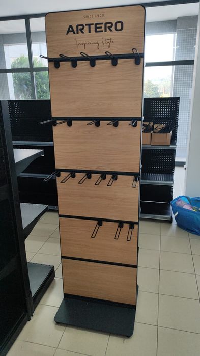 Mostruário de madeira e metal