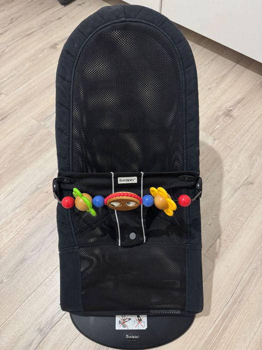 Leżaczek BabyBjorn czarny