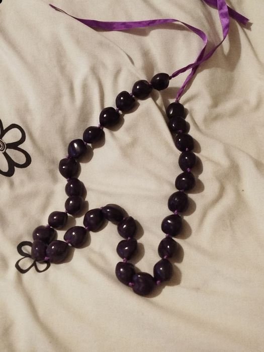 Fioletowe korale na wstążce długie w kształcie serca