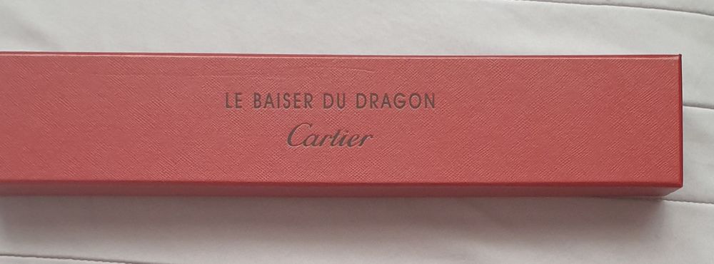 Długie, czerwone pudełko prezentowe