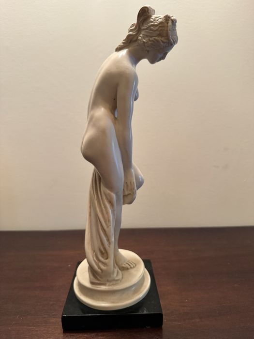 Estatueta feminina decorativa deusa romana Vénus estilo clássico/art déco, base preta, 30 cm