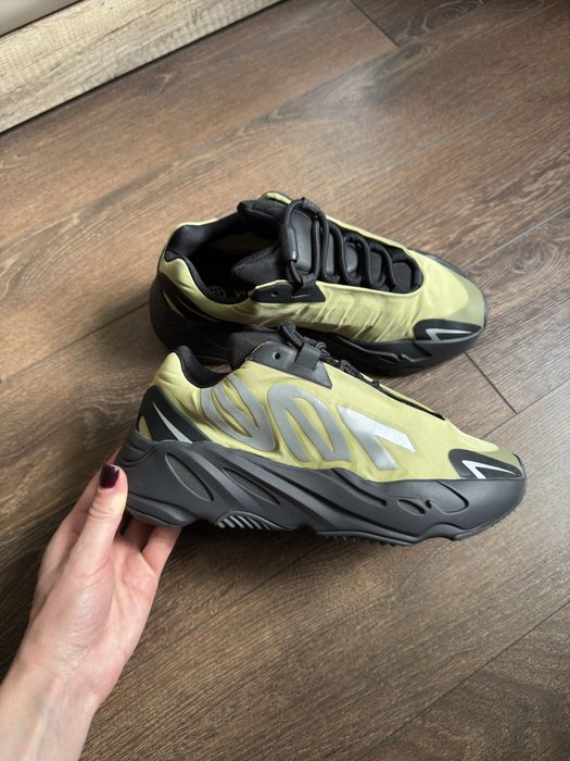 Кросівки Adidas Yeezy Boost 700 Mnvn Resin жіночі