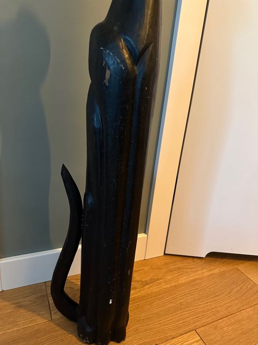 Duża drewniana figurka kota