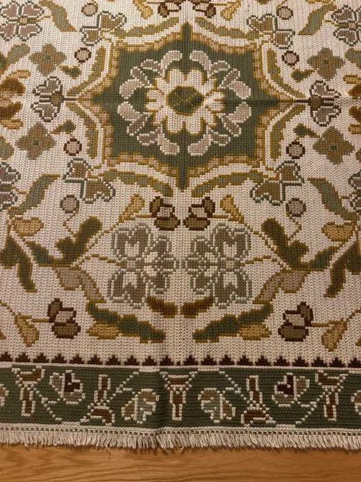 Tapete de Arraiolos Feito à Mão em Lã – Verde – 241 × 170 cm