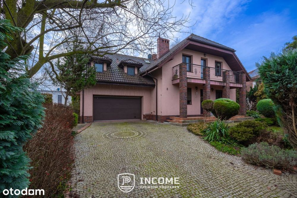 Ładny dom z pięknym ogrodem