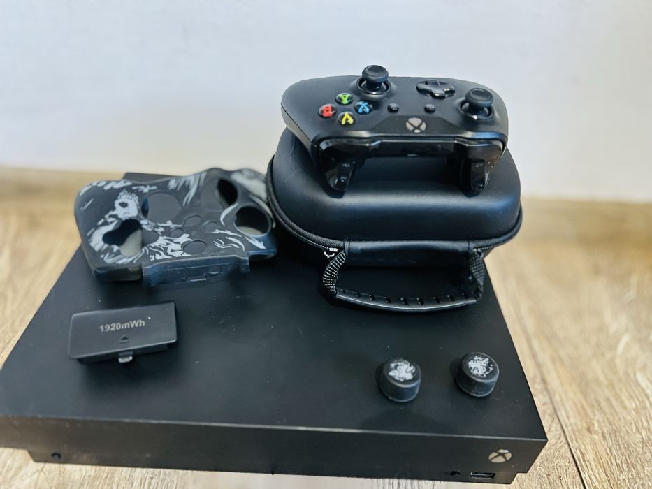 Xbox One X + Pad + Akumulator + Okablowanie