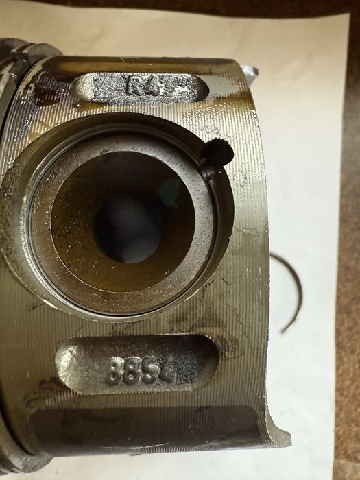 Поршень на mercdes sprinter двигун 2,7