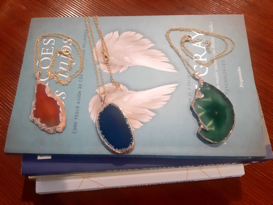 Colar dourado com pedra