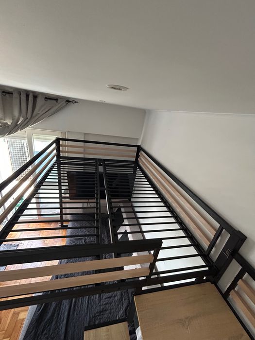 Cama alta em metal com escada