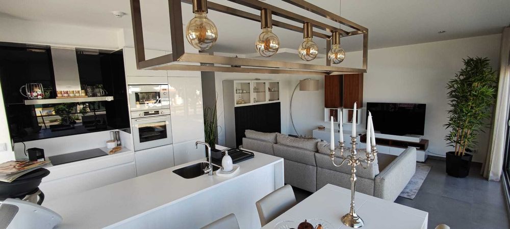 Excelente T2 com Grande Terraço, Piscina e 2 Lugares de Garagem