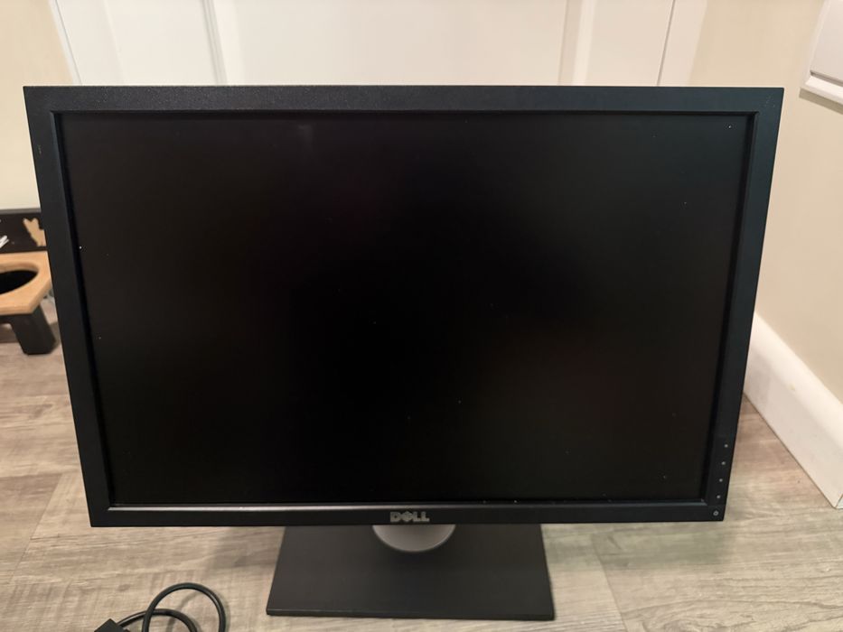 Monitor Dell 22" Seria Profesjonalna | Regulowana podstawa, Pivot, DP/DVI/VGA