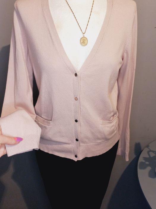 Swetrek na guziki pudrowy róż M