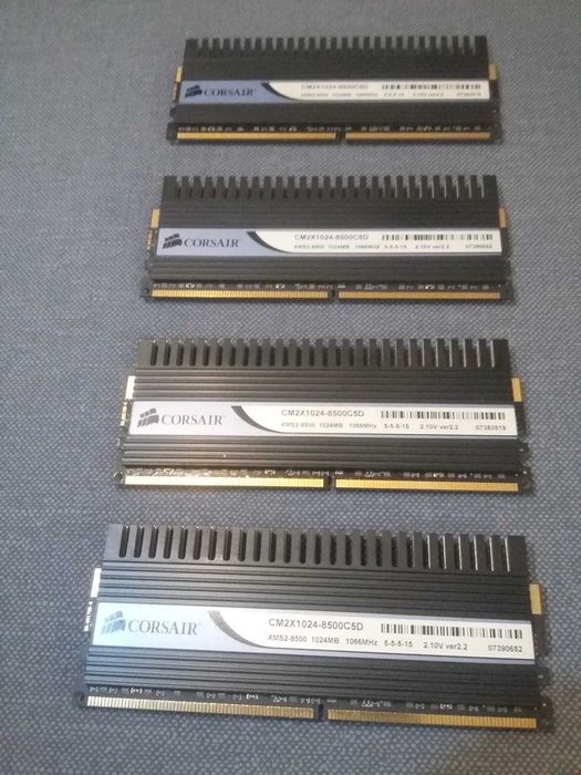 Corsair Dominator RAM 4 GB 4 x 164751684257921123