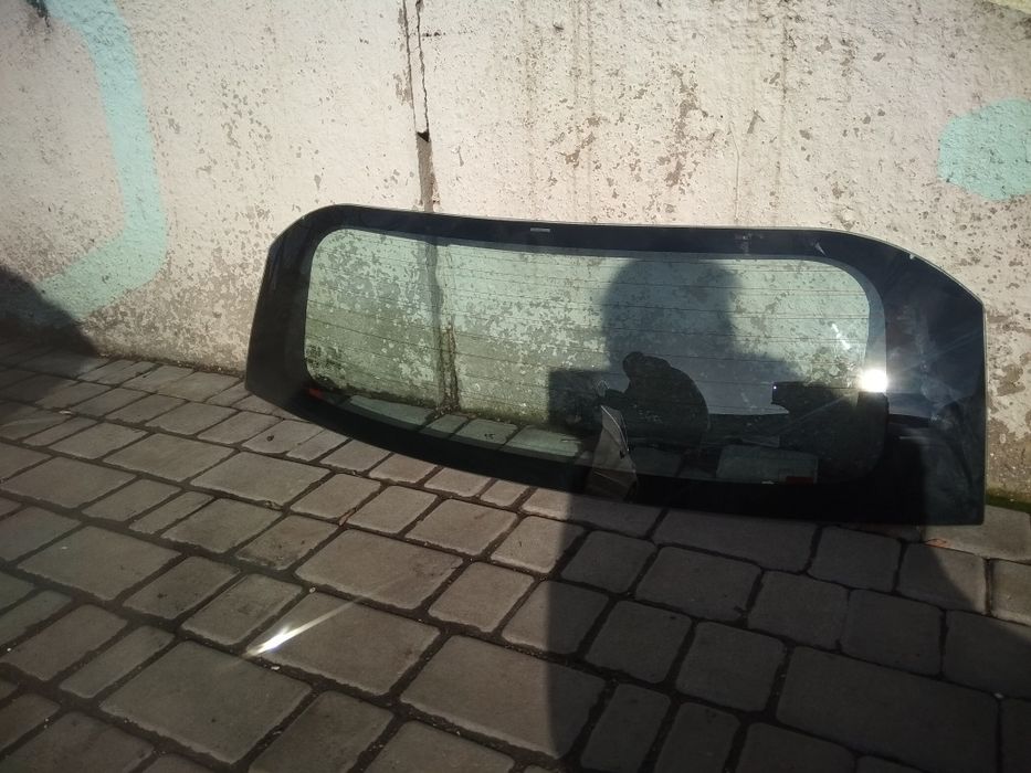 Стекло задней двери Toyota Prius C   XYG  6810552912