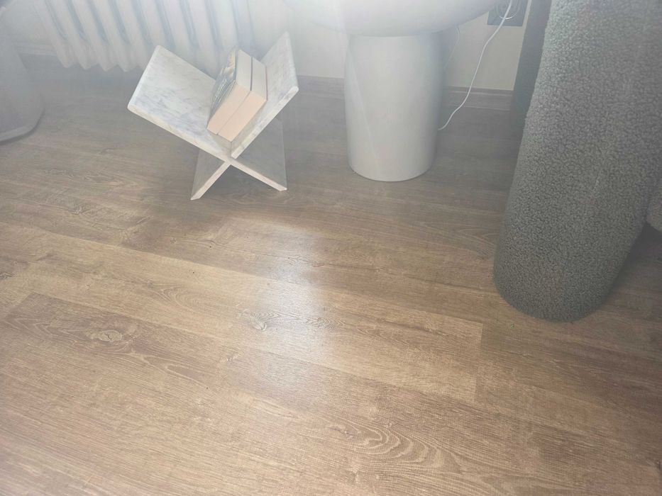 Gazetnik na ksiazki z marmuru