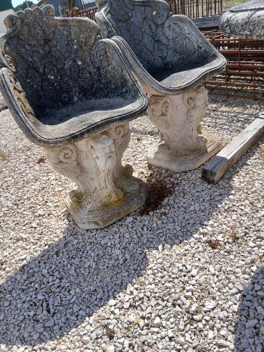 Dois caldeirões e uma mesa de pedra cimento