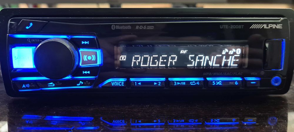 Alpine UTE-200BT com USB e Bluetooth