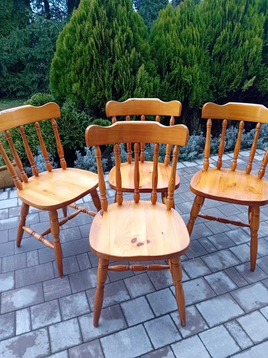 Zestaw czterech drewnianych krzeseł