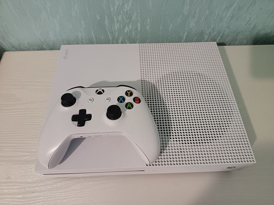 Xbox One S 1TB + геймпад + коробка