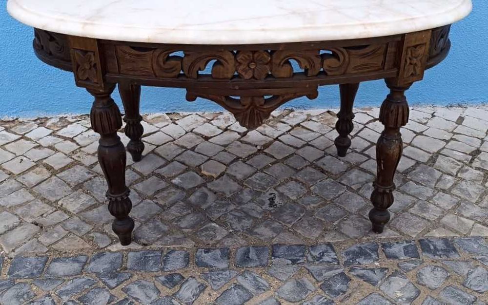 Mesa de sala com tampo em pedra mármore