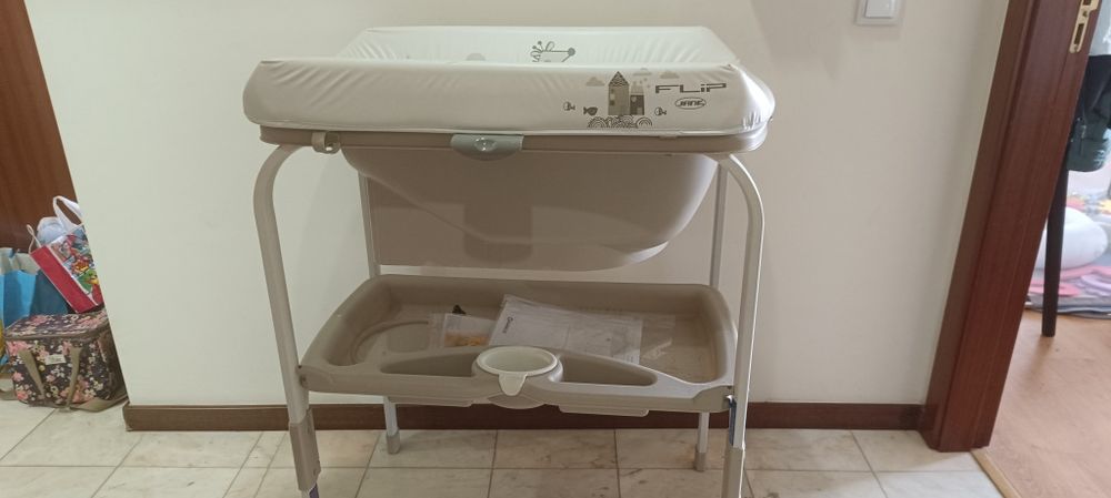 Muda fraldas com banheira incorporada