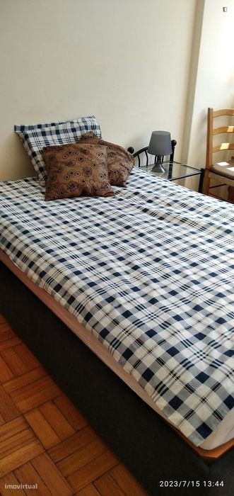 Room - located in Bonfim, Porto