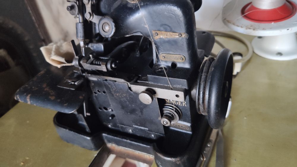 Máquina antiga de cose e corte