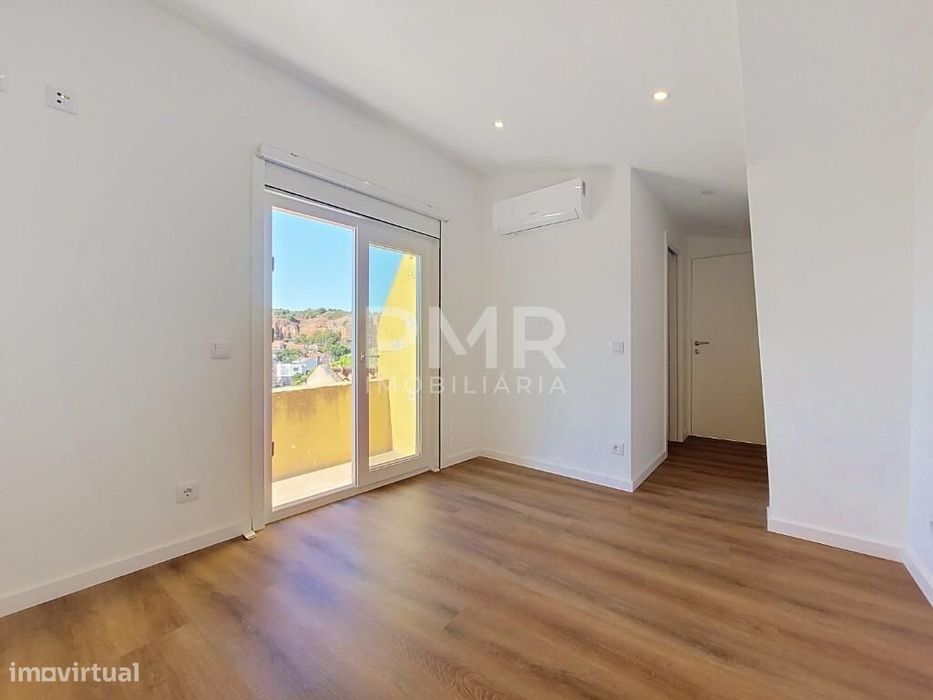 Moradia T2 Totalmente Remodelada em Caxias
