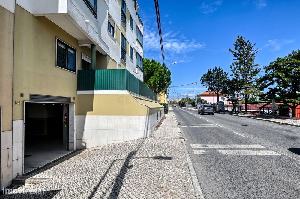 Apartamento T2 com garagem à venda no Arneiro freguesia de Carcavelos