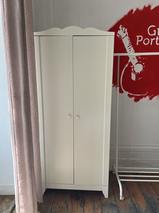 Cama e roupeiro//