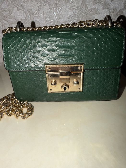 Сумочка жіноча, в гарному стані, на цепочкі.