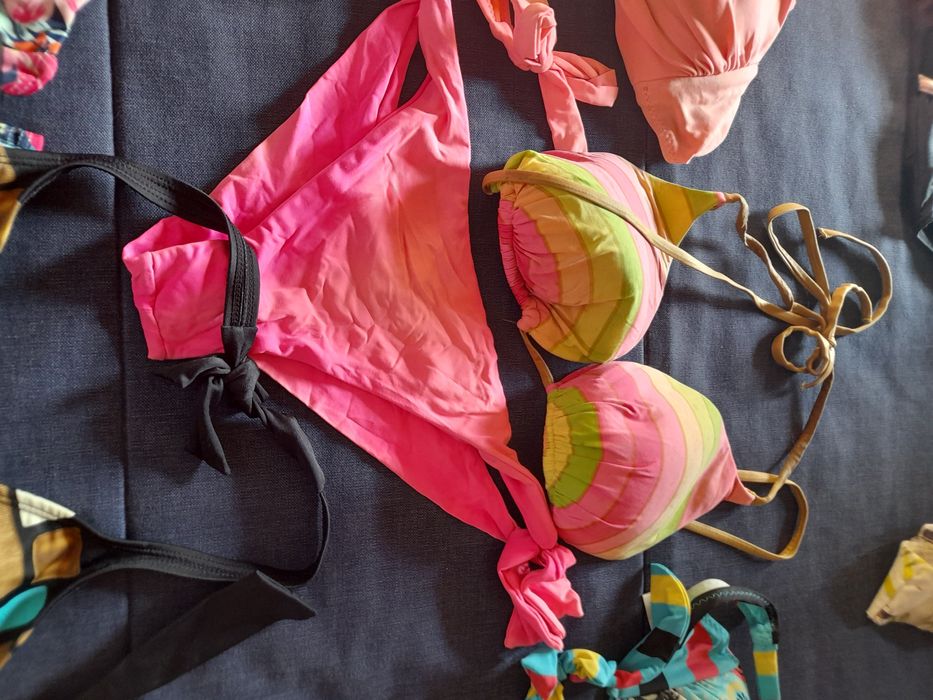 Biquínis estampados e lisos baratos com algum uso