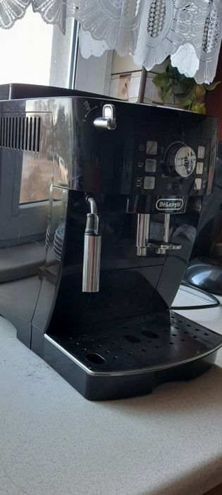 Ekspres ciśnieniowy do kawy z młynkiem   De ' Longni  Magnifica S