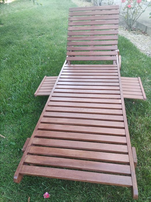 Espreguiçadeira de madeira com mesa de apoio imbutida