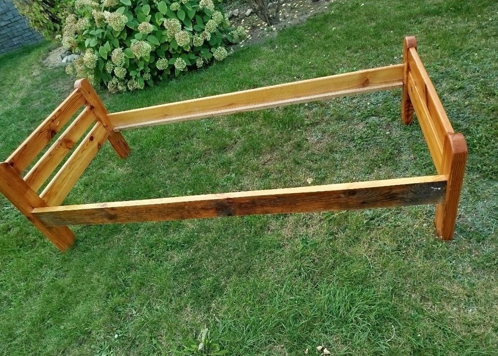 Sprzedam łóżko sosnowe.