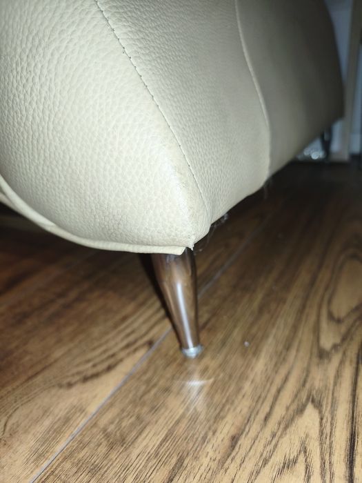 Sofa z ekoskóry, beżowa.