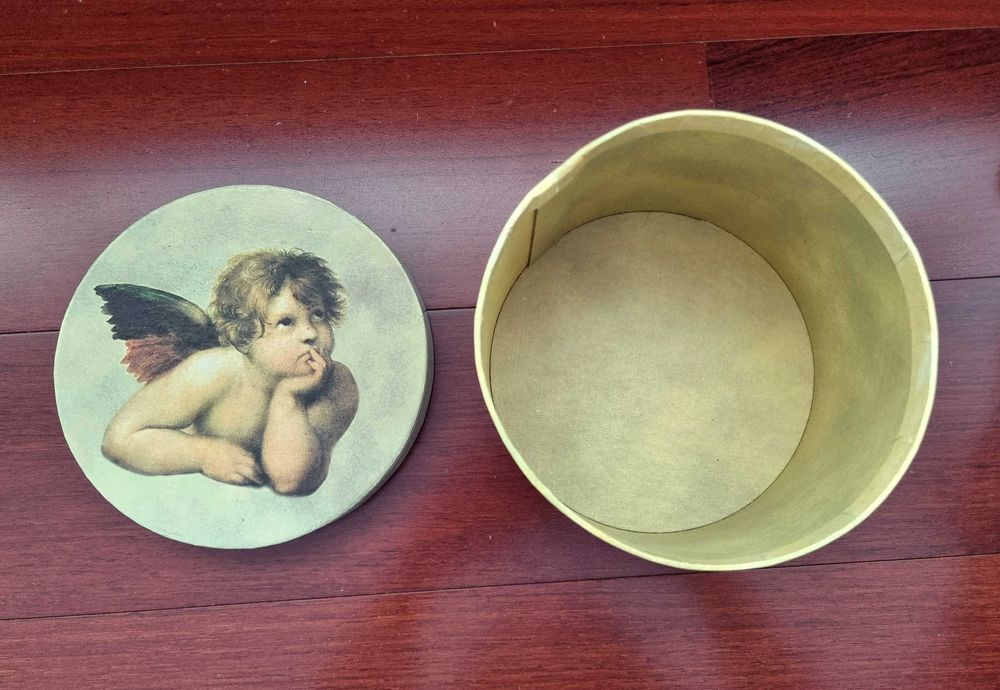 Caixa cilíndrica com padrão de anjos