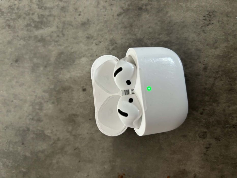 Apple AirPods 4.