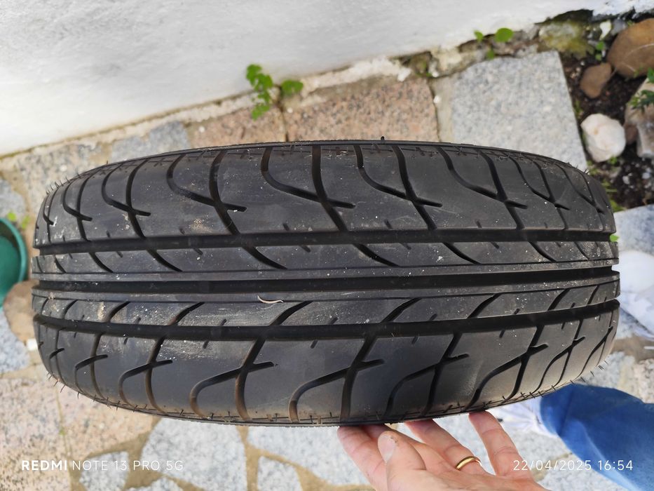 Pneus de Mercedes c 200 como novos