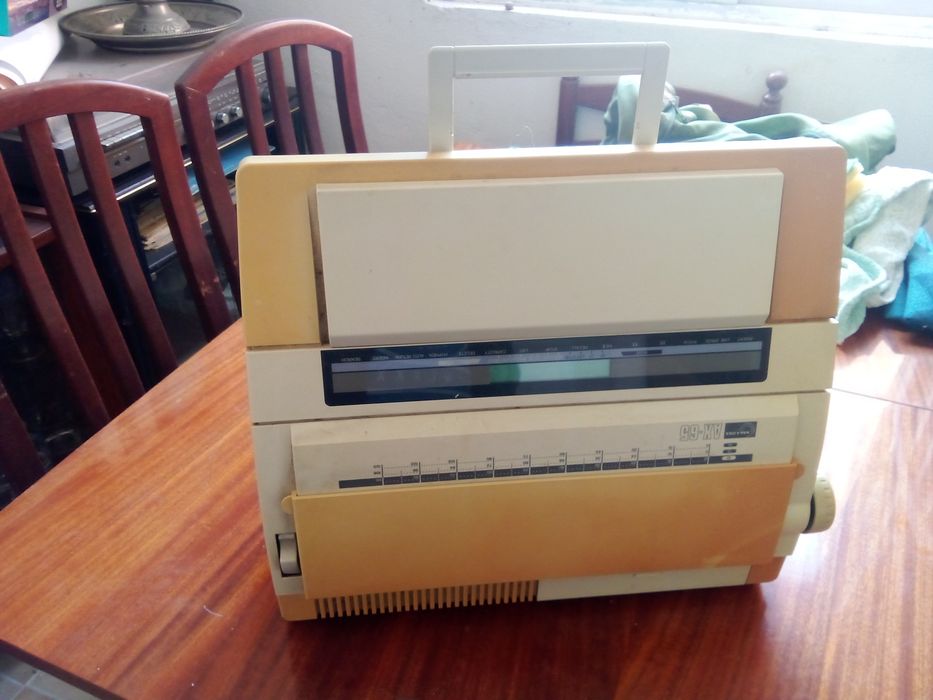 Máquina de escrever eléctrica, em bom estado.