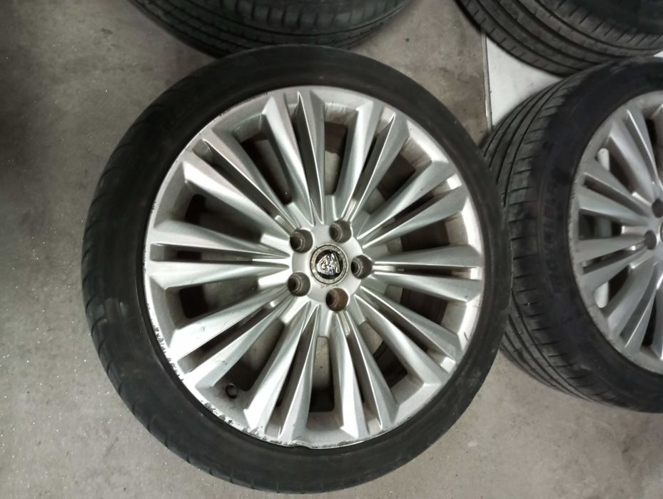 44 - Jantes Jaguar XF 245/40R19 com pneus 5*108 original