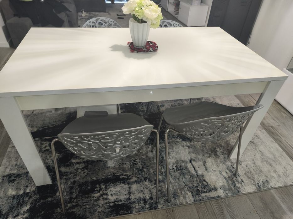 Mesa com 4 cadeiras