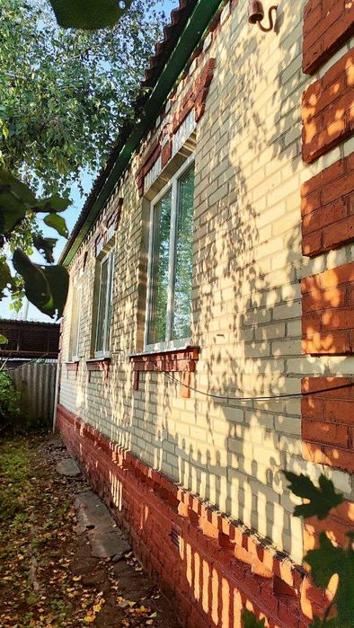 Продам цегляний будинок у центрі Дергачів з частковим ремонтом.