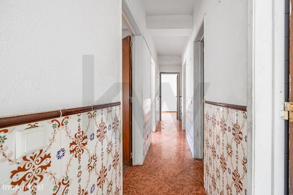 T2 Em Miratejo | Corroios | 1.º Andar | Potencial Para Remodelação Tot